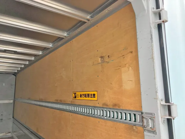 運転席側羽根後方のコンパネ板に割れがあります。|UDトラックス コンドル 2RG-BRR90T2(2WD)の写真12