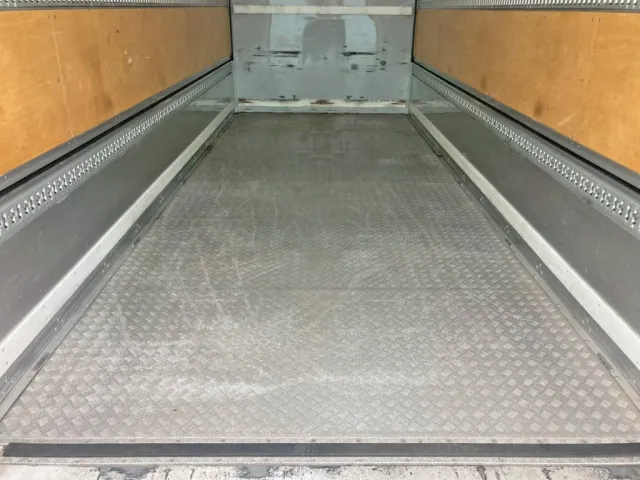 床は縞板アルミ張りです。|UDトラックス コンドル 2RG-BRR90T2(2WD)の写真13