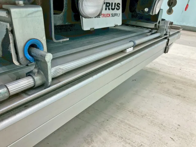 ゲート格納時の中央バーにヘコミがあります。|UDトラックス コンドル 2RG-BRR90T2(2WD)の写真19