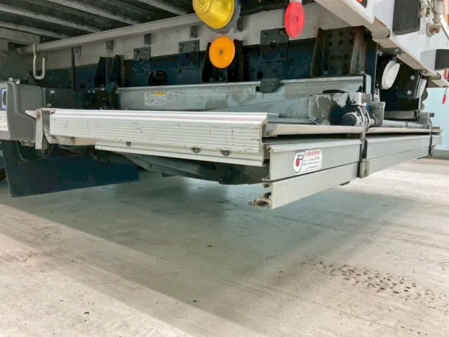 ゲート助手席側カバー欠品しています。|UDトラックス コンドル 2RG-BRR90T2(2WD)の写真20