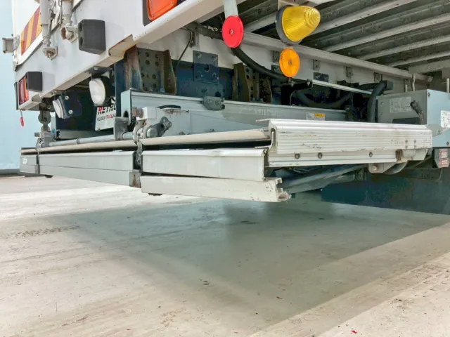 ゲート運転側にヘコミ 及び カバー欠品しています。|UDトラックス コンドル 2RG-BRR90T2(2WD)の写真21