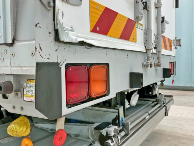 リヤレール助手席側 及び 助手席側リヤドア角に歪みがあります。|UDトラックス コンドル 2RG-BRR90T2(2WD)の写真22