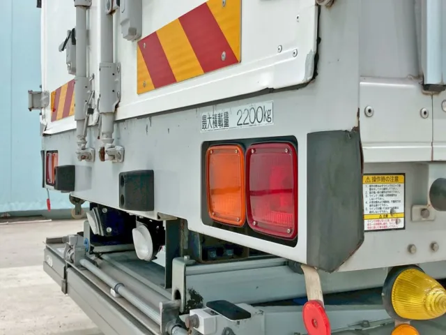 リヤレール運転席側 及び 運転席側リヤドア角に歪みがあります。|UDトラックス コンドル 2RG-BRR90T2(2WD)の写真23