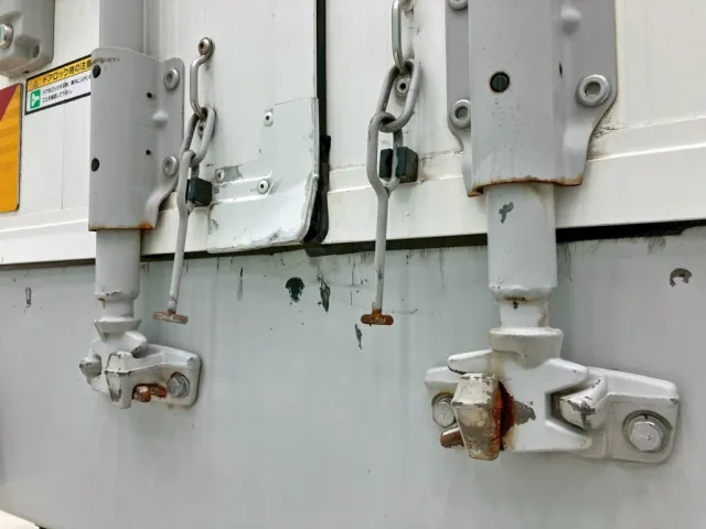 リヤドア合わせ部分に歪みがあります。|UDトラックス コンドル 2RG-BRR90T2(2WD)の写真24