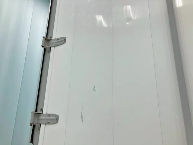 助手席側リヤドアにキズ・ヘコミがあります。|UDトラックス コンドル 2RG-BRR90T2(2WD)の写真25