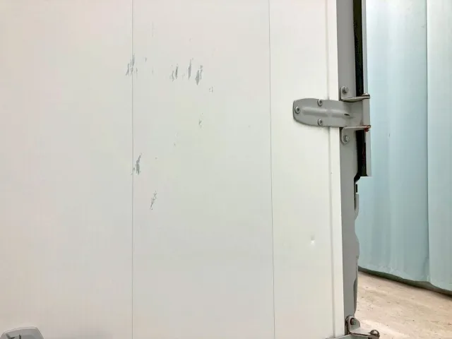 運転席側リヤドアにキズ・ヘコミがあります。|UDトラックス コンドル 2RG-BRR90T2(2WD)の写真26