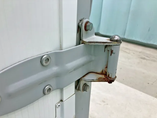 運転席側リアドアヒンジにズレがある為、スペーサーで調整しています。|UDトラックス コンドル 2RG-BRR90T2(2WD)の写真27