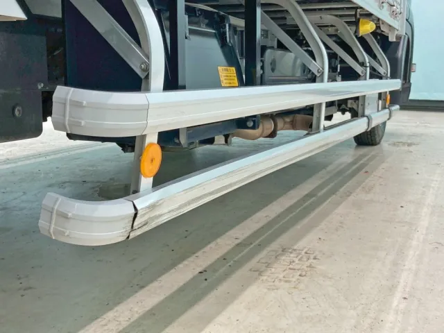 運転席側サイドバンパーにキズ・ヘコミ 及び ステーに曲がりがあります。|UDトラックス コンドル 2RG-BRR90T2(2WD)の写真28