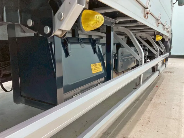 ボディー運転席側中央部に工具箱が付いています。|UDトラックス コンドル 2RG-BRR90T2(2WD)の写真29