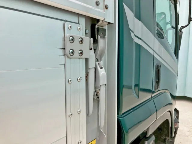 運転席側アオリ前方にキズがあります。|UDトラックス コンドル 2RG-BRR90T2(2WD)の写真30