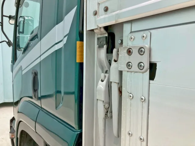 助手席側アオリ前方に割れがあります。|UDトラックス コンドル 2RG-BRR90T2(2WD)の写真31