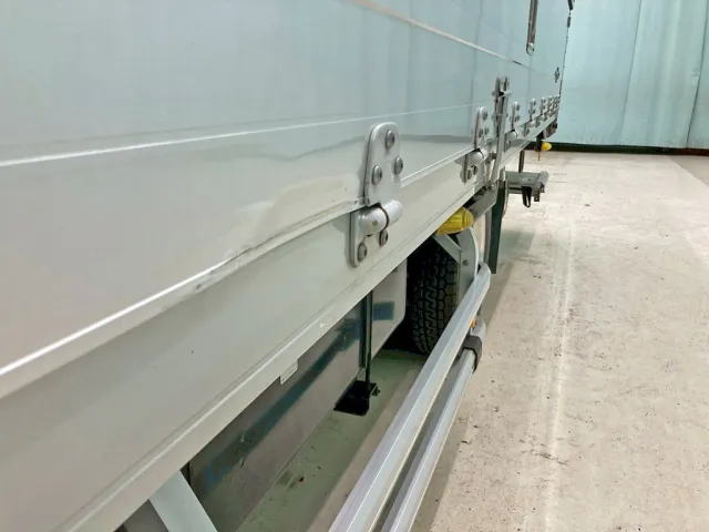 助手席側アオリにキズ・ヘコミがあります。|UDトラックス コンドル 2RG-BRR90T2(2WD)の写真32