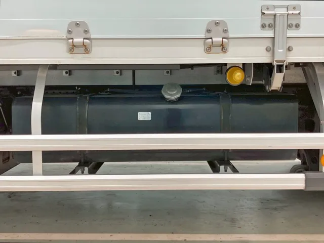 燃料タンクは200Lです。|UDトラックス コンドル 2RG-BRR90T2(2WD)の写真36