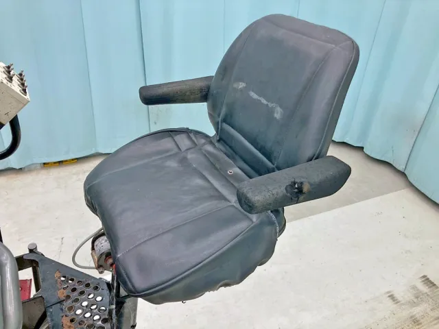 トップシート付きです。(助手席側肘掛けにえぐれがあります)|いすゞ ギガ QKG-CYZ77AMの写真10