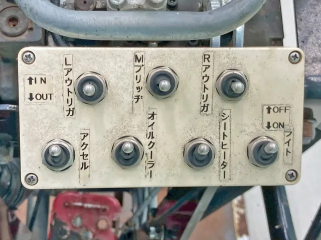 トップシートにある各種操作スイッチです。(アウトリガーの張出・伸縮ができます)|いすゞ ギガ QKG-CYZ77AMの写真12
