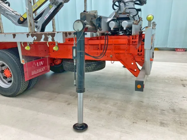 助手席側アウトリガー張り出し時の状態です。|いすゞ ギガ QKG-CYZ77AMの写真19