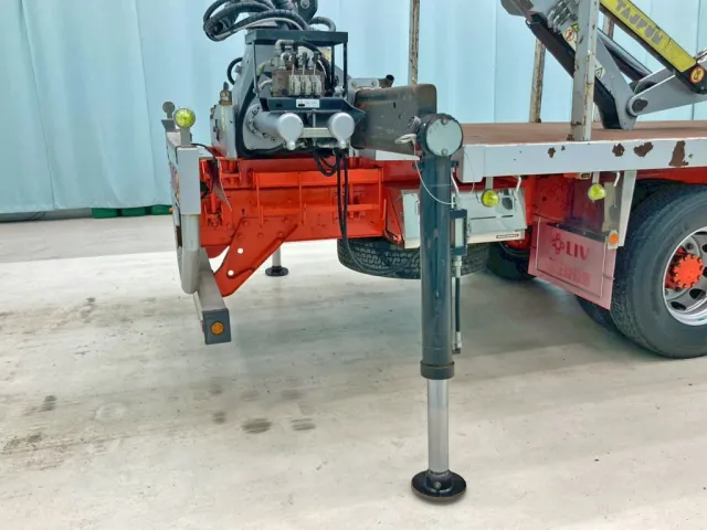 運転席側アウトリガー張り出し時の状態です。|いすゞ ギガ QKG-CYZ77AMの写真20