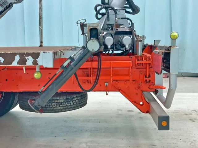 助手席側アウトリガー格納時の状態です。|いすゞ ギガ QKG-CYZ77AMの写真22