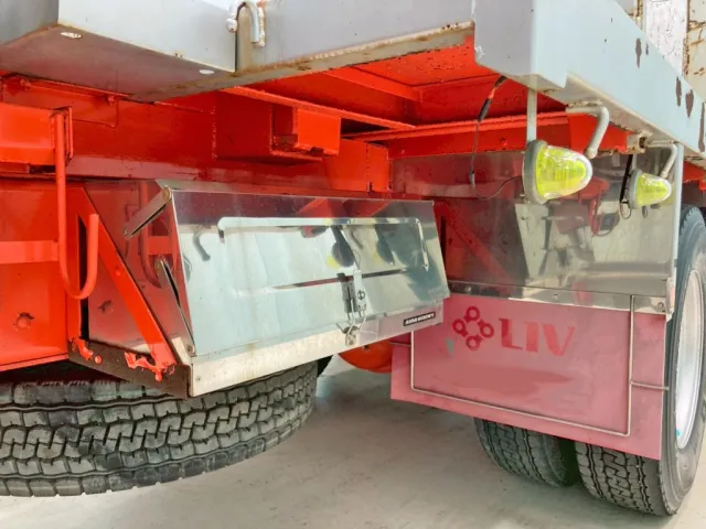 ボディー運転席側後方にステンレス製の工具箱が付いています。|いすゞ ギガ QKG-CYZ77AMの写真24