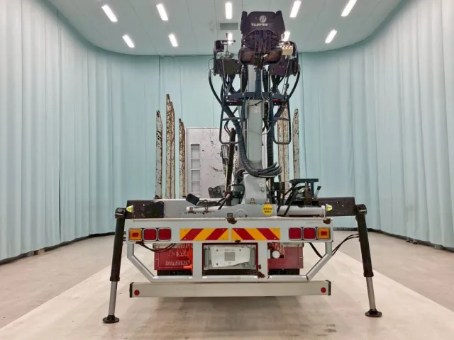 リヤ周りの状態です。(アウトリガーを張り出した状態です)|いすゞ ギガ QKG-CYZ77AMの写真25