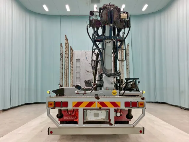 リヤ周りの状態です。(アウトリガーを格納した状態です)|いすゞ ギガ QKG-CYZ77AMの写真26