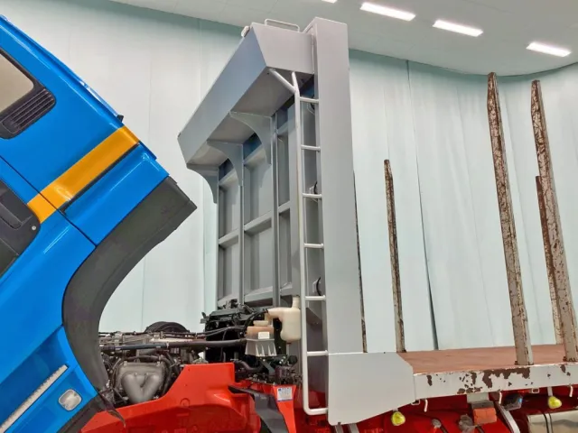 プロテクター助手席側にハシゴが付いています。|いすゞ ギガ QKG-CYZ77AMの写真33