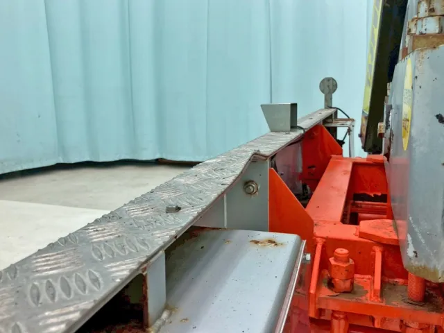 運転席側テールランプブラケット上部に歪みがあります。|いすゞ ギガ QKG-CYZ77AMの写真38