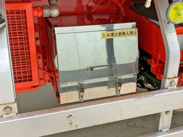 ボディー運転席側中央部にステンレス製の工具箱が付いています。|いすゞ ギガ QKG-CYZ77AMの写真41