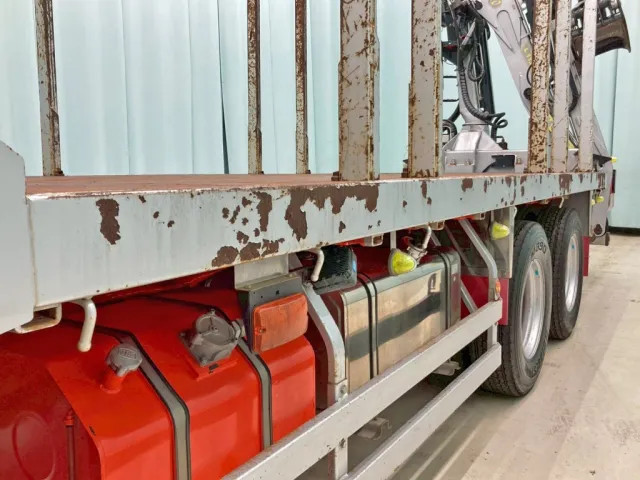 助手席側サイドレールにサビがあります。|いすゞ ギガ QKG-CYZ77AMの写真43