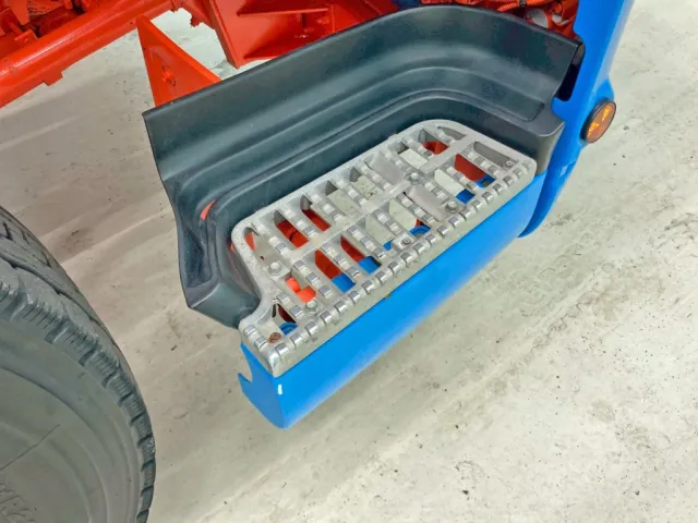 運転席側ステップ周りに歪みがあります。|いすゞ ギガ QKG-CYZ77AMの写真45