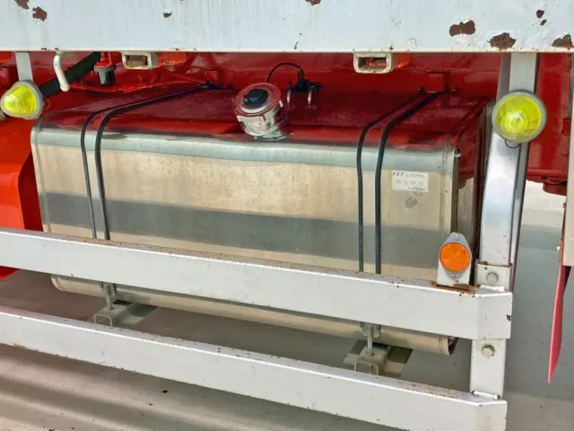 燃料タンクは300Lステンレス製です。|いすゞ ギガ QKG-CYZ77AMの写真47