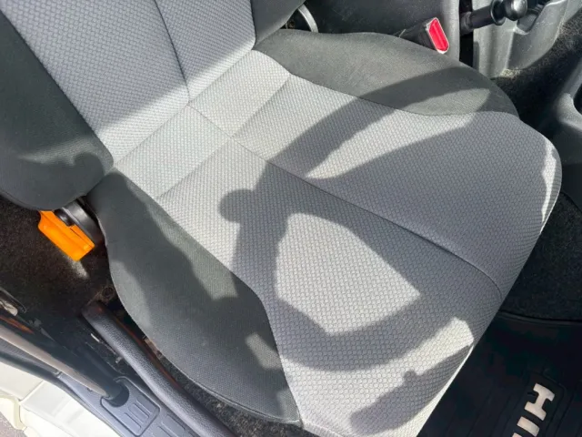 運転席座面にヘタリあります。|日野 プロフィア QKG-FS1EKDAの写真9