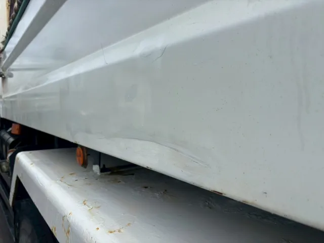 助手席側ボディにヘコミ傷あります。|日野 プロフィア QKG-FS1EKDAの写真14