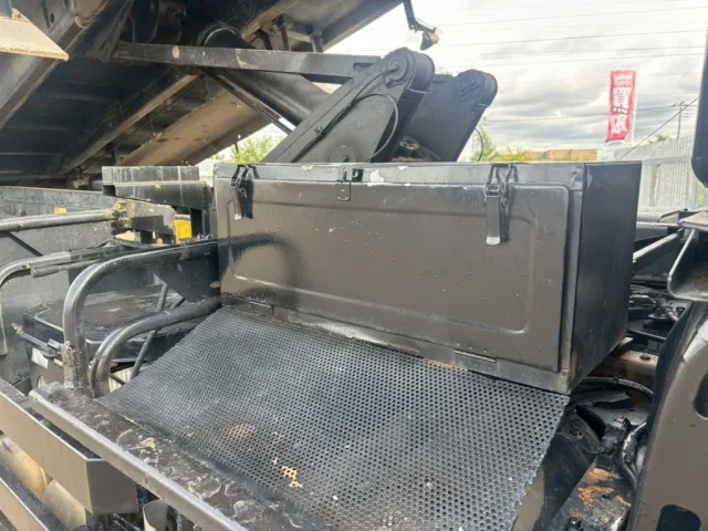 運転席側に工具箱が付いています。|日野 プロフィア QKG-FS1EKDAの写真24