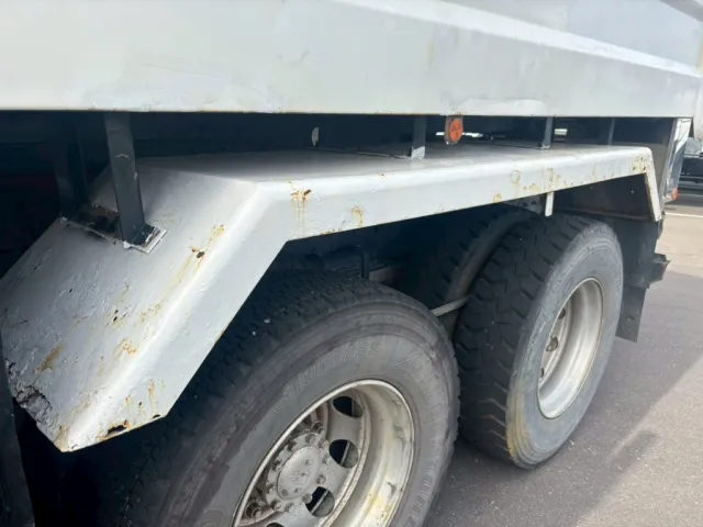 助手席側リヤフェンダー腐食穴あります。|日野 プロフィア QKG-FS1EKDAの写真33