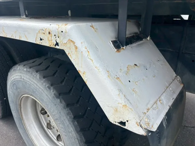 助手席側リヤフェンダー腐食穴あります。|日野 プロフィア QKG-FS1EKDAの写真34