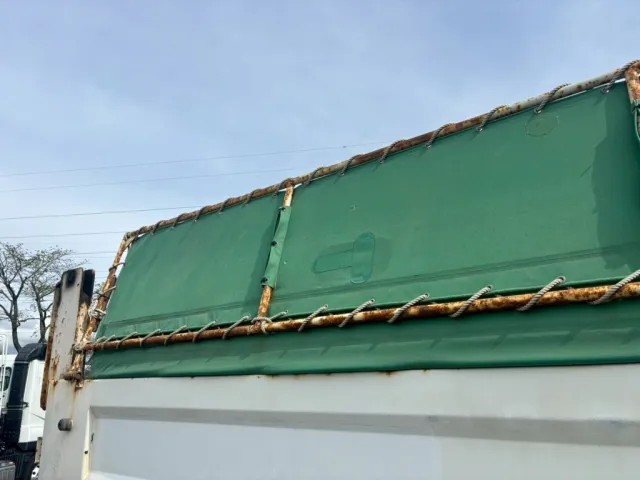 運転席側コボレーンシートにパッチ充てあります。|日野 プロフィア QKG-FS1EKDAの写真39