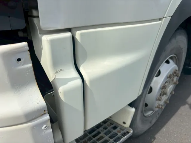 助手席側ドアプロテクターにヒビ割れあります。|日野 プロフィア QKG-FS1EKDAの写真42