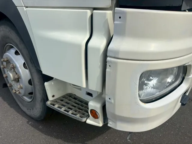 運転席側フロントバンパーサイドカバー欠品しています。|日野 プロフィア QKG-FS1EKDAの写真44