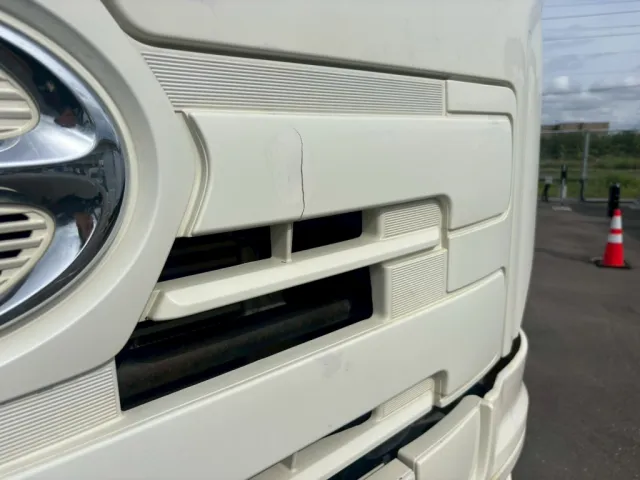フロントグリルにヒビ割れあります。|日野 プロフィア QKG-FS1EKDAの写真45