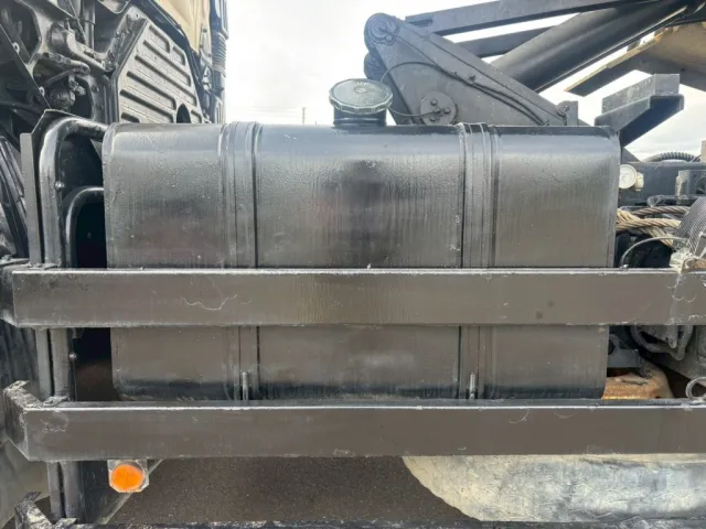 燃料タンクは300Lです。|日野 プロフィア QKG-FS1EKDAの写真48