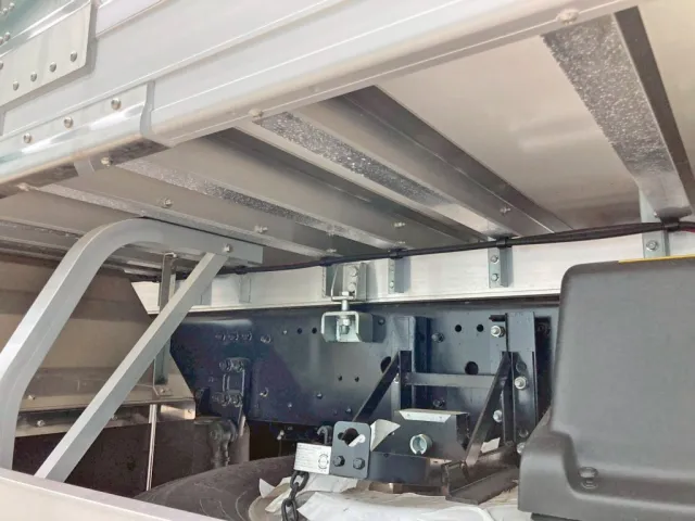 シャーシとネタの状態です。(縦ネタ・横ネタはアルミ製です)|三菱 スーパーグレート 2PG-FU84VZの写真6