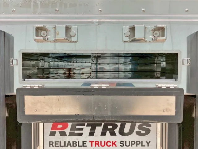 リヤレール中央部にジョロダー入れが付いています。(助手席側に上下の仕切りが付いています)|三菱 スーパーグレート 2PG-FU84VZの写真10