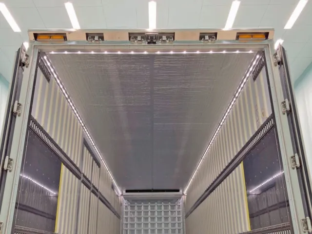 室内灯点灯時の状態です。|三菱 スーパーグレート 2PG-FU84VZの写真13