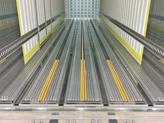 床はI型キーストン アルミ製です。(床後方は黄の3本線・中央部は黄と黒の3本線が引かれています)|三菱 スーパーグレート 2PG-FU84VZの写真14