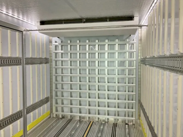 冷凍機の吹き出し口です。(冷凍機は吊り下げ式です)|三菱 スーパーグレート 2PG-FU84VZの写真15