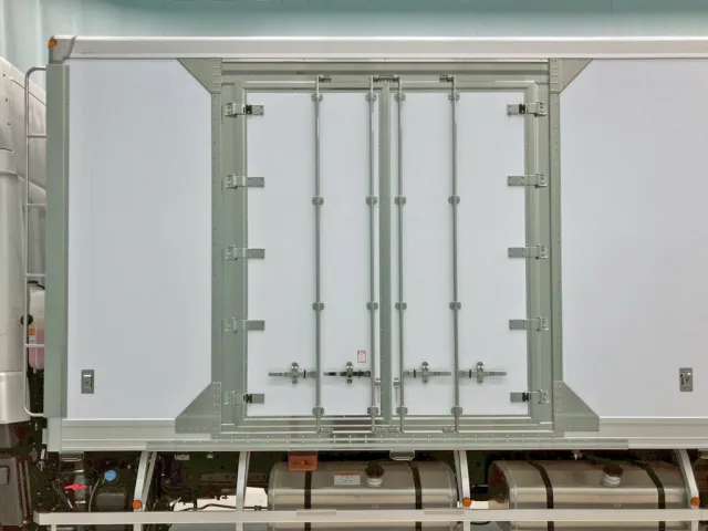 助手席側前方に観音開き式のサイドドアが付いています。(蝶番・ハンマーロック・キャッチはステンレス製)|三菱 スーパーグレート 2PG-FU84VZの写真17