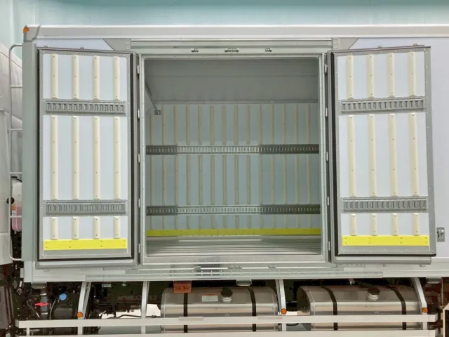 前方方サイドドアを開いた状態です。(門口周りはステンレス製です)|三菱 スーパーグレート 2PG-FU84VZの写真18