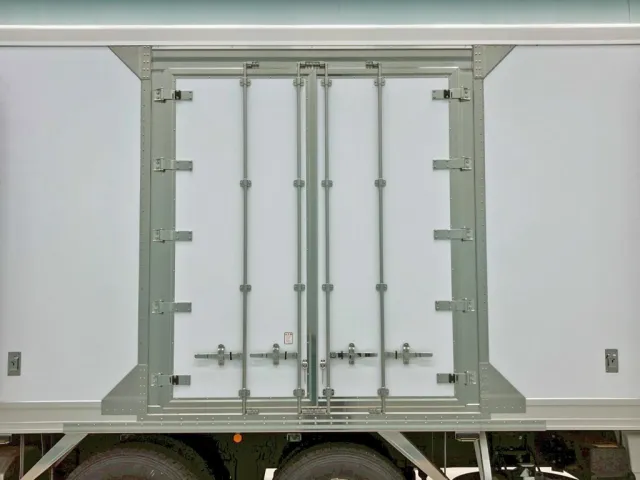 助手席側後方に観音開き式のサイドドアが付いています。(蝶番・ハンマーロック・キャッチはステンレス製)|三菱 スーパーグレート 2PG-FU84VZの写真19