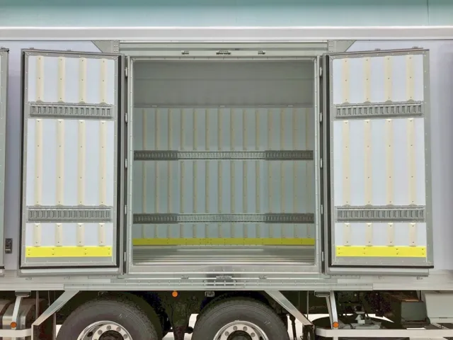 後方サイドドアを開いた状態です。(門口周りはステンレス製です)|三菱 スーパーグレート 2PG-FU84VZの写真20